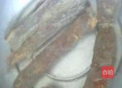 香肠炒蒜薹的做法图解1