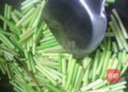 香肠炒蒜薹的做法图解5