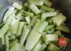 酸甜辣黄瓜的做法图解2