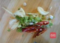 青椒炒小豆饼的做法图解1