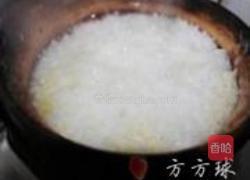 腊肠香菇煲仔饭的做法图解3