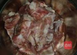 金针菇排骨汤的做法图解1