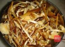 金针菇排骨汤的做法图解2