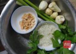 竽头芹菜海米粥的做法图解1