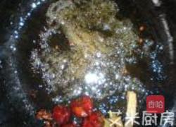 蒜瓣烧鲶鱼的做法图解3