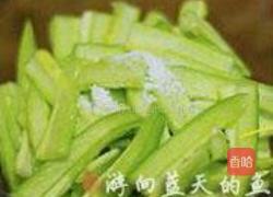 豆豉酸梅炒凉瓜的做法图解3