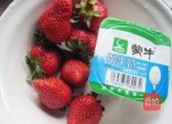酸奶草莓的做法图解1