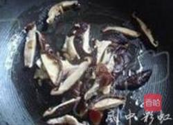 丝瓜香菇北极虾的做法图解2