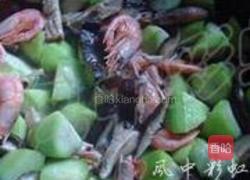 丝瓜香菇北极虾的做法图解3