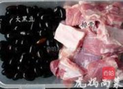 黑豆排骨汤的做法图解1