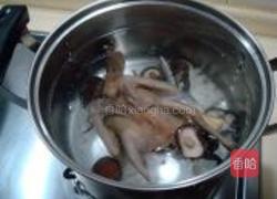 淮杞黄精炖乳鸽的做法图解3