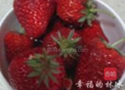 榨草莓汁的做法图解1