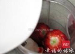 榨草莓汁的做法图解4