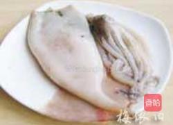 沙茶酱爆鱿鱼的做法图解1