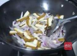 洋葱炒香干的做法图解3
