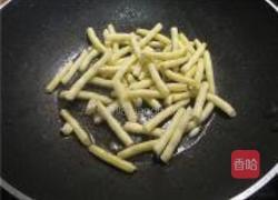 黄豆角炒鸡腿肉的做法图解4