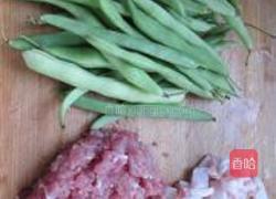 四季豆烧肉粒的做法图解1