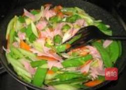 火腿炒荷兰豆的做法图解8