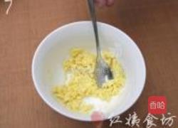 蛋黄小米粥的做法图解7