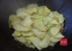 扁豆炒土豆片的做法图解4