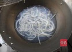 银鱼煎蛋的做法图解1