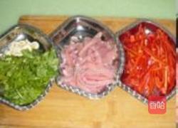 红椒炒肉丝的做法图解1