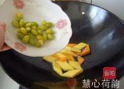 双色南瓜炒白果的做法图解8