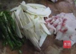 五花肉炒茭白的做法图解2