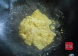 蚕豆米炒鸡蛋的做法图解2