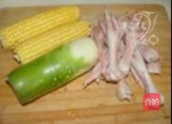 玉米炖鸡爪的做法图解1