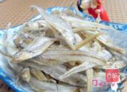 辣味小毛鱼的做法图解1