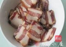 腊肉卷心菜的做法图解1