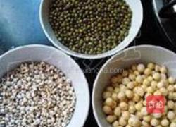 绿豆薏米芡实粥的做法图解1