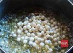 绿豆薏米芡实粥的做法图解3