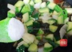 皮蛋元葱炒黄瓜的做法图解6