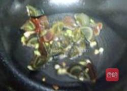 皮蛋元葱炒黄瓜的做法图解3