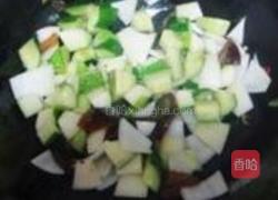 皮蛋元葱炒黄瓜的做法图解4