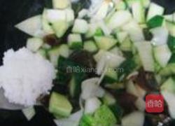 皮蛋元葱炒黄瓜的做法图解5