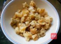 芹菜炒东风螺肉的做法图解1