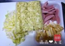 白菜香肠炒面的做法图解1