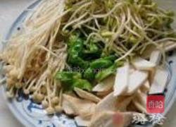 豆芽炒双菌的做法图解1
