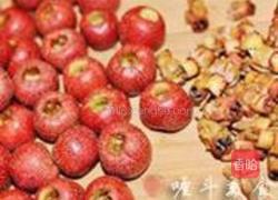桂花炒红果的做法图解1