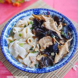 木耳肉片手擀面的做法[图]