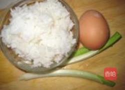 蒜香蛋炒饭的做法图解1