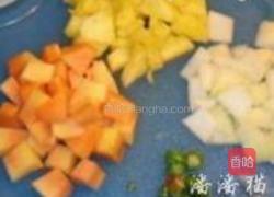 青木瓜菠萝甜辣虾的做法图解1