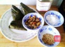 芝麻粽子的做法图解1