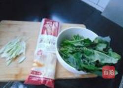 菠菜热汤面的做法图解1