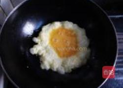 蚕豆木耳炒鸡蛋的做法图解2