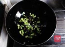 蚕豆木耳炒鸡蛋的做法图解3