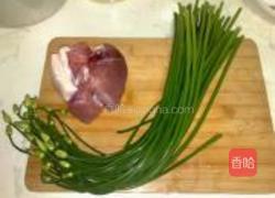 肉丝韭菜花的做法图解1